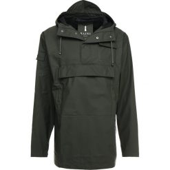 Rains CAMP ANORAK Kurtka przeciwdeszczowa green. Zielone kurtki męskie marki Rains, xl, bez wzorów, z poliesteru, bez kaptura. Za 399,00 zł.