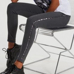 Jeansy high waist z cekinowym lampasem - Szary. Szare jeansy damskie Cropp, z podwyższonym stanem. Za 99,99 zł.