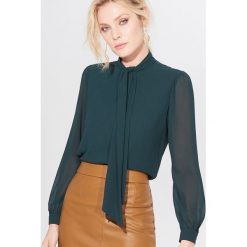 Bluzka z wiązaniem przy dekolcie - Khaki. Brązowe bluzki damskie Mohito, bez wzorów, bez kołnierzyka, bez rękawów. Za 99,99 zł.