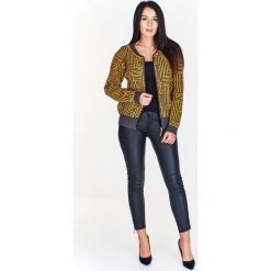 Krótki sweter z ciekawym motywem a'la bomberka. Kurtki damskie Made in Poland, s, bez wzorów, z wiskozy, z krótkim rękawem, krótkie, bez kaptura. Za 99,00 zł.