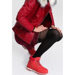 Czerwone Traperki Untruth. Czerwone buty zimowe damskie vices, z materiału, z okrągłym noskiem, na płaskiej podeszwie. Za 89,99 zł.