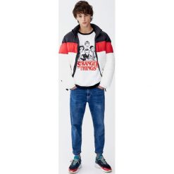 Bluza Netflix Stranger Things z rękawem raglanowym. Czarne bluzy męskie Pull&Bear, m, bez wzorów, bez kołnierzyka, bez rękawów, bez kaptura. Za 109,00 zł.