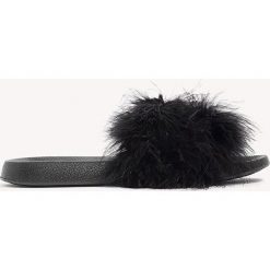Buty damskie: Boohoo Klapki z piórami - Black