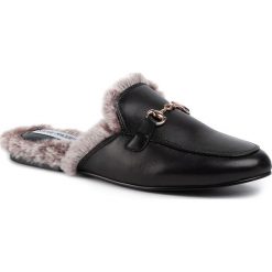 Klapki STEVE MADDEN - Mynx SM11000812-03001-017 Black Leather. Czarne klapki damskie Steve Madden, z aplikacjami, ze skóry ekologicznej, bez obcasa, na obcasie. Za 429,00 zł.