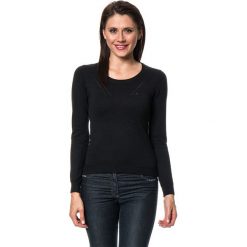 Sweter w kolorze czarnym. Czarne swetry klasyczne damskie marki C&Jo i Assuili, z dzianiny, z okrągłym kołnierzem. W wyprzedaży za 136,95 zł.