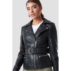 Pamela x NA-KD Kurtka z paskiem - Black. Czarne kurtki damskie Pamela x NA-KD, w paski, z materiału. Za 404,95 zł.