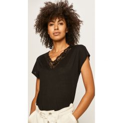 Jacqueline de Yong - T-shirt. Czarne bluzki damskie Jacqueline de Yong, s, bez wzorów, z elastanu, casualowe, bez kołnierzyka. W wyprzedaży za 49,90 zł.