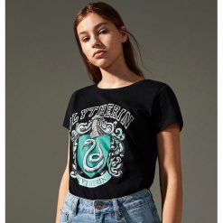 T-shirt Harry Potter - Czarny. Czarne t-shirty damskie House, s, bez wzorów, bez kołnierzyka. Za 39,99 zł.