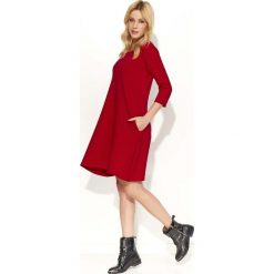 Czerwona Sukienka Trapezowa przed Kolano z Rękawami 3/4. Czerwone sukienki damskie na komunię marki Molly.pl, na imprezę, s, z elastanu, trapezowe. Za 104,90 zł.