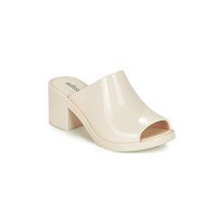 Klapki Melissa MULE II. Białe klapki damskie Melissa, bez wzorów, bez obcasa. W wyprzedaży za 295,20 zł.