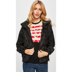 Desigual - Kurtka. Czerwone kurtki damskie Desigual, m, bez wzorów, z poliesteru, krótkie, z kapturem. W wyprzedaży za 269,90 zł.