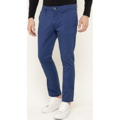 Spodnie materiałowe Guess M92B29 WBFE0. Niebieskie jeansy męskie Guess, m, z aplikacjami. W wyprzedaży za 189,00 zł.