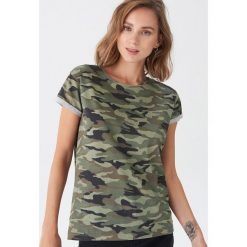 T-shirt camo - Wielobarwn. Zielone t-shirty damskie House, s, bez wzorów, bez kołnierzyka. Za 29,99 zł.