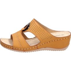 Beżowe klapki, buty damskie SABATINA 16604. Brązowe klapki damskie Sabatina, bez wzorów, na wysokim obcasie, na obcasie. W wyprzedaży za 79,00 zł.