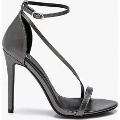 Missguided - Szpilki. Szare sandały damskie marki Missguided, bez wzorów, z materiału, bez obcasa, na obcasie, na klamry. W wyprzedaży za 69,90 zł.