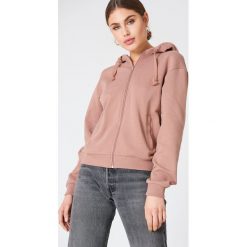 NA-KD Basic Bluza basic z kapturem - Pink. Różowe bluzy damskie marki NA-KD Basic, bez wzorów, z bawełny, bez rękawów, z kapturem. Za 100,95 zł.