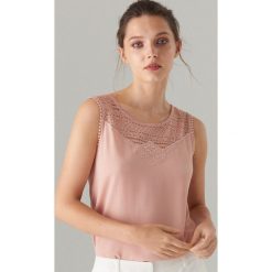 Top z koronkowym zdobieniem - Różowy. Różowe topy damskie Mohito, xl, z aplikacjami, z koronki, bez kołnierzyka. W wyprzedaży za 29,99 zł.