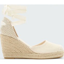 Beżowe buty na koturnie z juty z wiązaniem. Czarne buty ślubne damskie marki Pull&Bear, na obcasie. Za 139,00 zł.