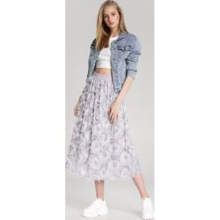 Jasnoszara Spódnica Tarrant. Szare spódniczki damskie Renee, s, bez wzorów, z tkaniny, klasyczne, z standardowym stanem, midi, rozkloszowane. Za 99,99 zł.