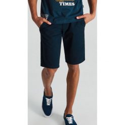 Szorty typu chino - Granatowy. Niebieskie spodenki i szorty męskie Cropp, m, bez wzorów. Za 55,99 zł.