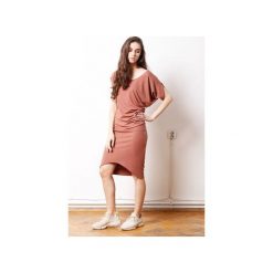 Wygodna Dzianinowa Sukienka Dresowa Terracotta. Brązowe sukienki asymetryczne CADOaccessories, l, w geometryczne wzory, z bawełny, eleganckie, z asymetrycznym kołnierzem. Za 329,00 zł.