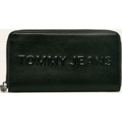 Tommy Jeans - Portfel. Czarne portfele damskie Tommy Jeans, bez wzorów, z jeansu. W wyprzedaży za 179,90 zł.