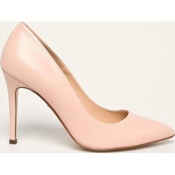 Solo Femme - Szpilki skórzane. Różowe szpilki Solo Femme, bez wzorów, ze skóry, bez obcasa, na obcasie, bez zapięcia. W wyprzedaży za 249,90 zł.