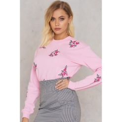 Bluzy damskie: Andrea Hedenstedt x NA-KD Bluza z haftem – Pink