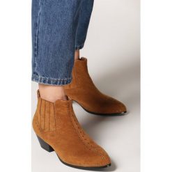 Camelowe Botki Bonaly. Brązowe botki damskie Born2be, bez obcasa, na płaskiej podeszwie, bez zapięcia. Za 119,99 zł.