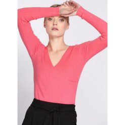 Koralowy Sweter Observant. Pomarańczowe swetry klasyczne damskie Born2be, l, z dzianiny, z kopertowym dekoltem. Za 29,99 zł.