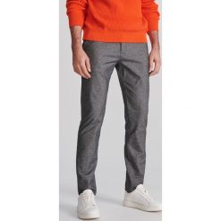 Melanżowe spodnie chino - Szary. Szare spodnie męskie Reserved, m, bez wzorów. Za 149,99 zł.