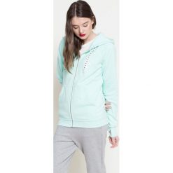 Femi Pleasure - Bluza Pari. Zielone bluzy damskie z kieszeniami marki Femi Stories, s, z nadrukiem, z bawełny, z kapturem. W wyprzedaży za 139,90 zł.
