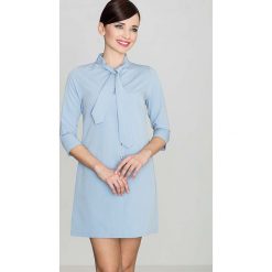 Uniwersalna Niebieska Koszulowa Sukienka z Wiązaną pod Szyją Szarfą. Niebieskie sukienki damskie Molly.pl, na co dzień, s, bez wzorów, z tkaniny, z koszulowym kołnierzykiem, bez rękawów, mini, proste. Za 149,90 zł.