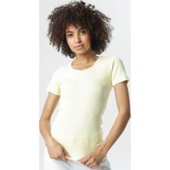 Żółty T-shirt Blomsea. Żółte t-shirty damskie Born2be, s, bez wzorów, z dzianiny, sportowe, bez kołnierzyka. Za 39,99 zł.