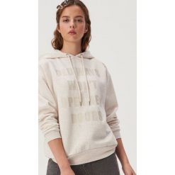 Bluza z napisem - Kremowy. Białe bluzy damskie Sinsay, s, z napisami, bez rękawów, bez kaptura. Za 39,99 zł.