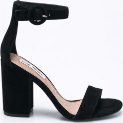 Steve Madden - Sandały Friday. Białe rzymianki damskie Steve Madden, z materiału, na obcasie. W wyprzedaży za 339,90 zł.