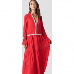 Trendyol Sukienka maxi z detalami - Red. Czerwone sukienki damskie Trendyol, bez wzorów, z koronki, bez kołnierzyka, z długim rękawem, długie, maxi. W wyprzedaży za 80,97 zł.