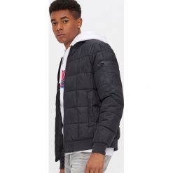 Pikowana kurtka typu bomber - Czarny. Czarne kurtki męskie House, s, bez wzorów, bez kaptura. Za 139,99 zł.
