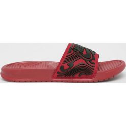 Nike Sportswear - Klapki Benassi. Czerwone kapcie męskie Nike Sportswear, bez wzorów, z gumy. W wyprzedaży za 99,90 zł.