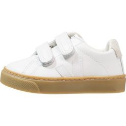 Veja ESPLAR SMALL VELCRO Tenisówki i Trampki extra white. Białe trampki dziewczęce marki Veja, ze skóry. Za 329,00 zł.