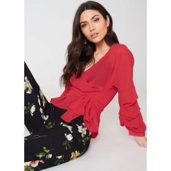 Bluzki damskie: NA-KD Bluzka z wiązaniem w pasie – Red