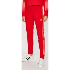 Adidas Originals - Spodnie. Czerwone spodnie damskie adidas Originals, s, bez wzorów, z elastanu, casualowe. Za 249,90 zł.