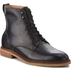 Kozaki CLARKS - Clarkdale Rich 261362657 Black Leather. Czarne buty zimowe męskie marki Clarks, z materiału. W wyprzedaży za 469,00 zł.