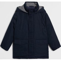 Mango Kids - Kurtka dziecięca Schhol 110-164 cm. Niebieskie kurtki chłopięce Mango Kids, bez wzorów, z poliesteru, krótkie, z kapturem. Za 199,99 zł.