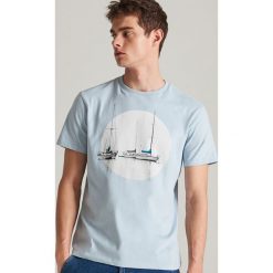 T-shirt z grafiką - Turkusowy. Niebieskie t-shirty męskie Reserved, xl, bez wzorów, bez kołnierzyka. Za 49,99 zł.