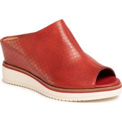 Klapki TAMARIS - 1-27200-24 Chili Struct. 569. Czerwone klapki damskie Tamaris, bez wzorów, ze skóry ekologicznej, bez obcasa, na obcasie. Za 289,00 zł.