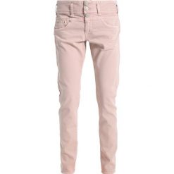 Herrlicher RAYA BOY Jeansy Slim Fit mave. Różowe rurki damskie marki Herrlicher, z elastanu. W wyprzedaży za 356,30 zł.