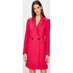 Answear - Sukienka WATCH ME. Różowe sukienki damskie ANSWEAR, na co dzień, s, bez wzorów, z elastanu, eleganckie, bez kołnierzyka, z długim rękawem, długie, midi, proste. W wyprzedaży za 129,90 zł.