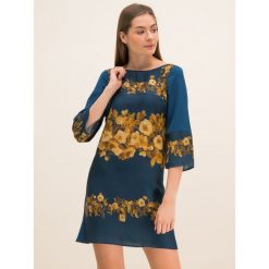 Sukienka codzienna TwinSet 192TT2265. Niebieskie sukienki damskie Twinset, na co dzień, bez wzorów, z poliesteru, bez kołnierzyka, bez rękawów, proste. W wyprzedaży za 409,00 zł.