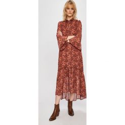 Vero Moda - Sukienka. Pomarańczowe sukienki damskie Vero Moda, na co dzień, s, w kwiaty, z poliesteru, casualowe, z asymetrycznym kołnierzem, z krótkim rękawem, krótkie, midi, asymetryczne. W wyprzedaży za 129,90 zł.